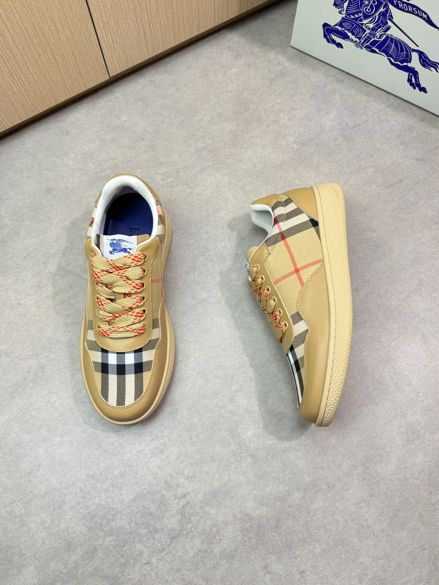 P400 [BURBERRY] Burberry casual sports sneakers - Upper: imported 🔝 Napa calfskin, brand totem cloth, tongue brand cloth label - Lining: brand canvas, foot pad; water-dyed cowhide - Outsole: ultra-light TPR rubber; two-color molded outsole - Super high quality control, fine workmanship: highlighted (high-end, luxury, grade) -Size : 38-44 (Male 45, can be customized)·BBR0372
